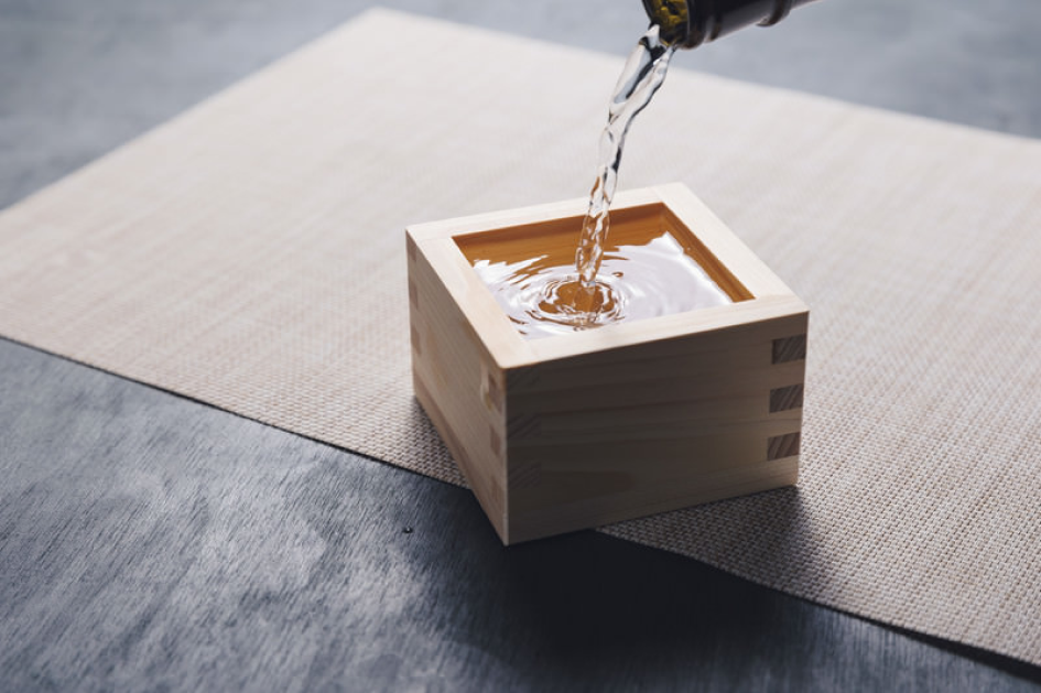 日本酒を注いでいる画像